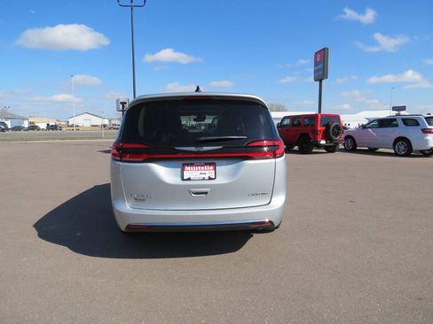 Used 2024 Chrysler Pacifica Limited w/ Trailer Tow Group FWD image 7