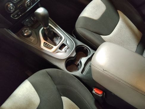 Used 2014 Jeep Cherokee Latitude AWD/4WD image 26