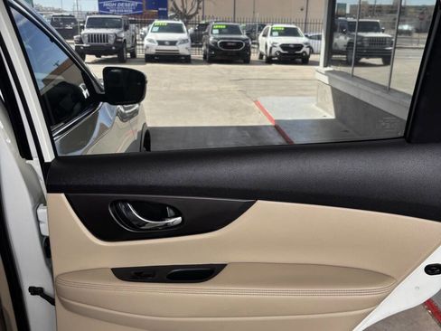 Used 2019 Nissan Rogue SV image 18