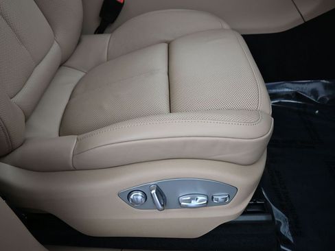 Certified 2024 Porsche Macan image 31