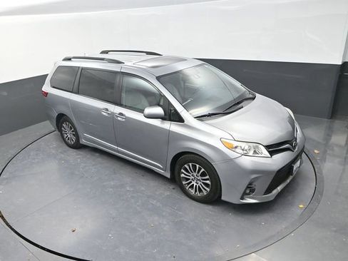 Used 2018 Toyota Sienna XLE FWD image 12