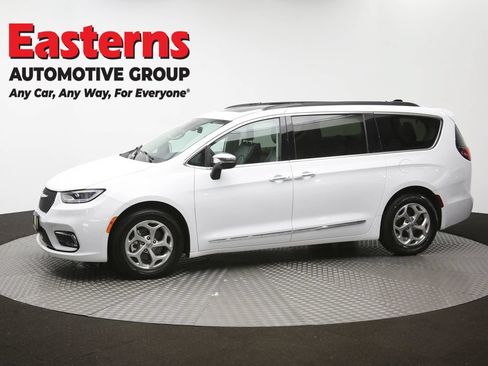 Used 2023 Chrysler Pacifica Limited FWD image 61