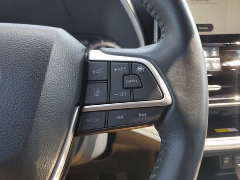 Used 2023 Toyota Highlander XLE FWD image 25