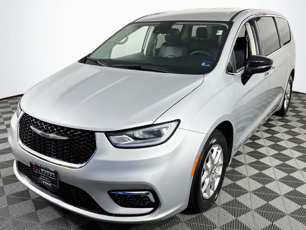 Used 2024 Chrysler Pacifica Touring-L FWD image 3