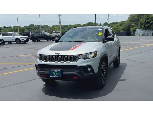 Used 2025 Jeep Compass Trailhawk AWD/4WD image 4