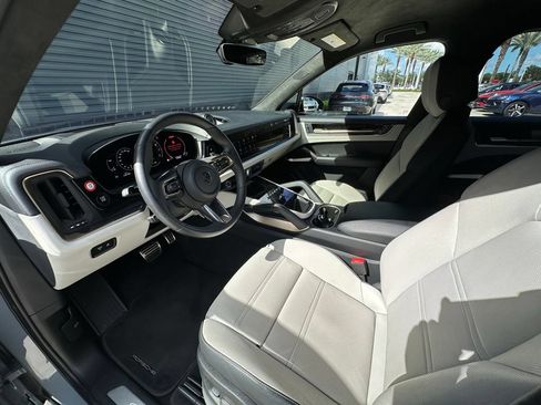 Certified 2025 Porsche Cayenne Turbo AWD/4WD image 4