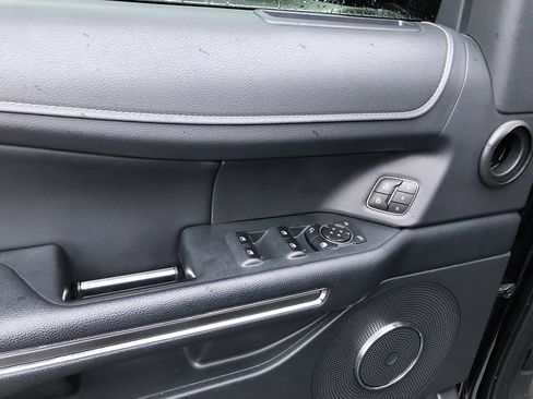 Used 2023 Ford Expedition XLT image 14