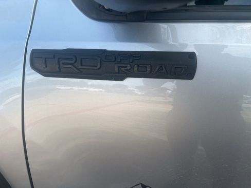 Used 2017 Toyota Tacoma TRD Off-Road AWD/4WD image 10