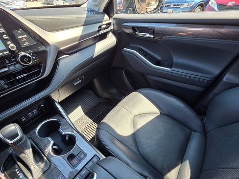 Used 2022 Toyota Highlander Limited image 45