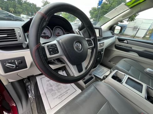Used 2012 Volkswagen Routan SEL FWD image 14