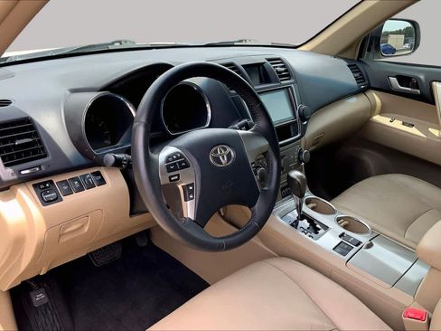Used 2013 Toyota Highlander SE FWD image 18