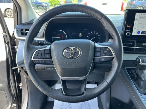 Certified 2025 Toyota Sienna XLE FWD image 22
