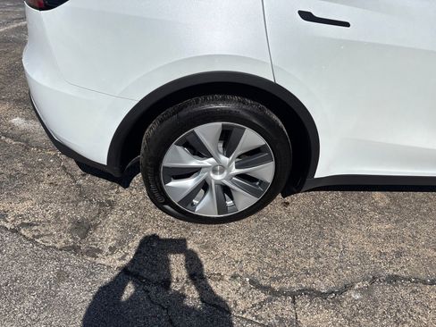 Used 2023 Tesla Model Y Performance image 32