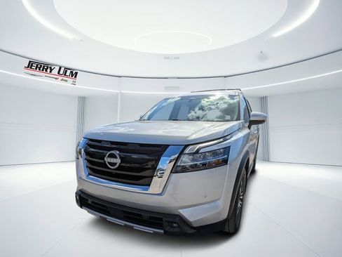 Used 2023 Nissan Pathfinder Platinum w/ Cargo Package image 6