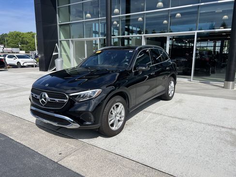 Used 2025 Mercedes-Benz GLC 300 4MATIC image 5