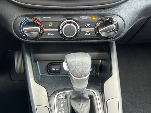 Used 2025 Kia Soul LX w/ LX Technology Package FWD image 29