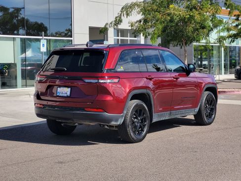 Used 2024 Jeep Grand Cherokee Altitude AWD/4WD image 5
