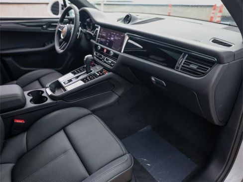 Certified 2025 Porsche Macan AWD/4WD image 27