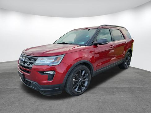 Used 2018 Ford Explorer XLT w/ Equipment Group 202A FWD image 3