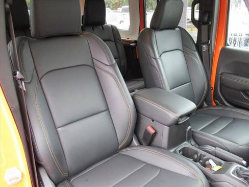 Used 2025 Jeep Wrangler Sahara image 9