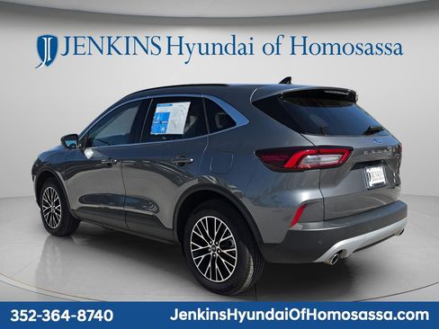 Used 2025 Ford Escape SE image 6