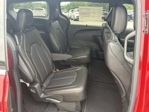 New 2027 Chrysler Pacifica Select AWD/4WD image 23