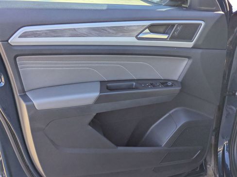 Used 2022 Volkswagen Atlas Cross Sport SE image 11