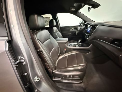 Used 2023 Chevrolet Traverse LT image 13