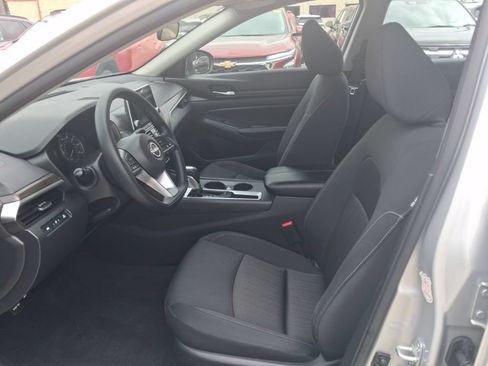 Used 2025 Nissan Altima 2.5 SV FWD image 4