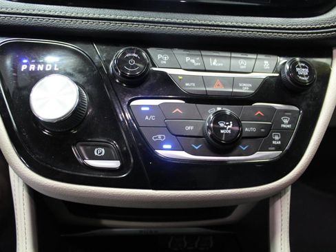 Used 2022 Chrysler Pacifica Limited image 20