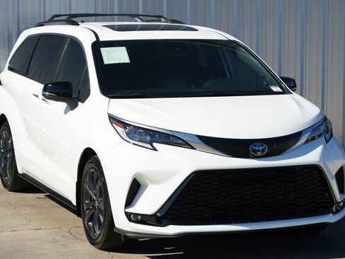 Used 2024 Toyota Sienna XSE w/ XSE Premium Package image 57