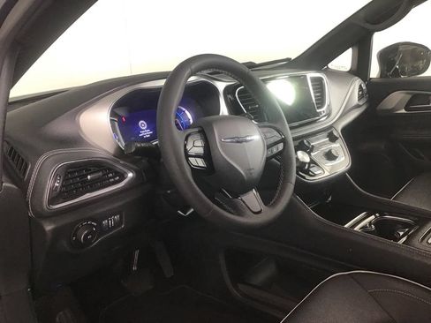 Used 2023 Chrysler Pacifica Limited w/ Uconnect Theater Family Group FWD image 9