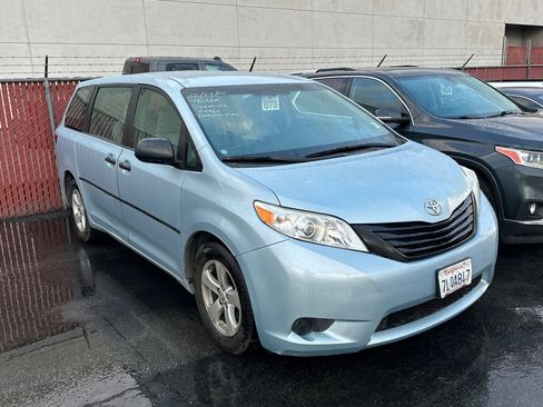 Used 2015 Toyota Sienna L image 2