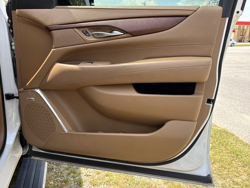 Used 2016 Cadillac Escalade ESV Platinum RWD image 33