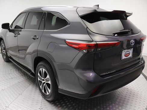 Used 2021 Toyota Highlander XLE FWD image 11