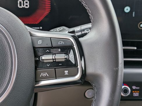 Used 2025 Kia Carnival FWD image 19
