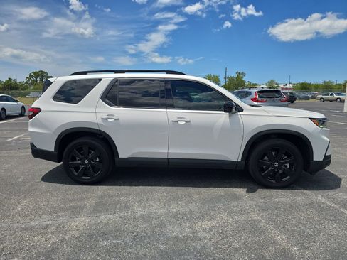 Certified 2025 Honda Pilot Black Edition image 3