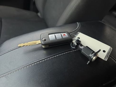 Used 2021 Nissan Rogue Sport S image 29