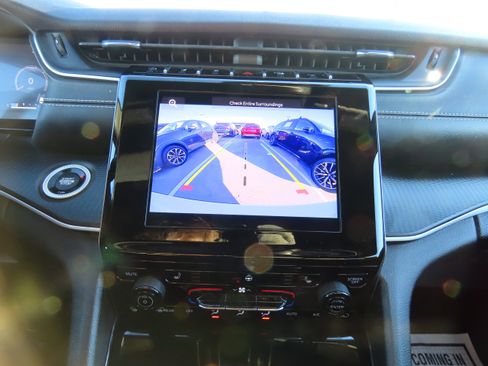 Used 2023 Jeep Grand Cherokee L Laredo image 26