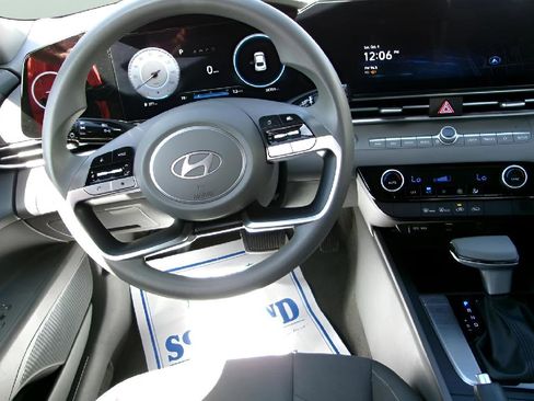 Used 2024 Hyundai Elantra SEL image 11