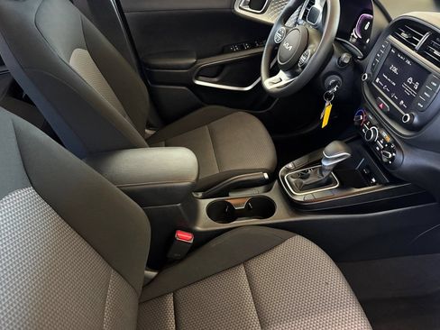 Used 2025 Kia Soul LX w/ LX Technology Package FWD image 16