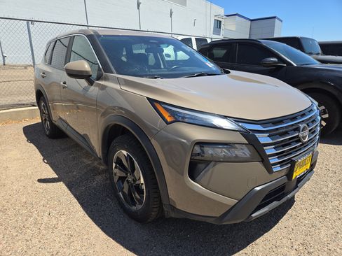 Used 2025 Nissan Rogue SV AWD/4WD image 3