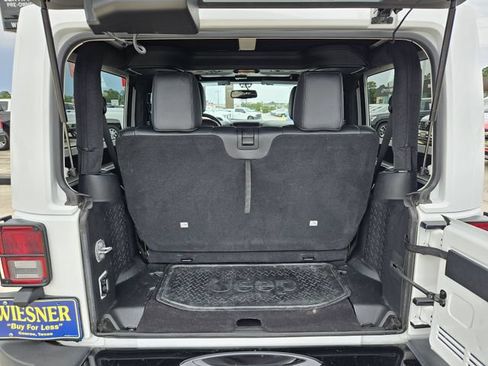 Used 2017 Jeep Wrangler Sahara AWD/4WD image 18