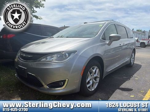 Used 2018 Chrysler Pacifica Touring-L w/ Tire & Wheel Group FWD image 1