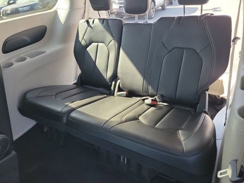 Used 2023 Chrysler Pacifica Touring-L image 24