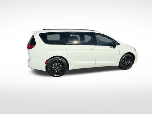 New 2026 Chrysler Pacifica Limited image 40