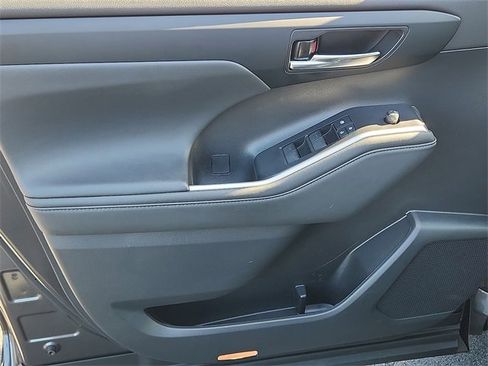 Used 2022 Toyota Highlander XSE image 12