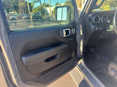 Used 2020 Jeep Wrangler Unlimited Sahara image 14