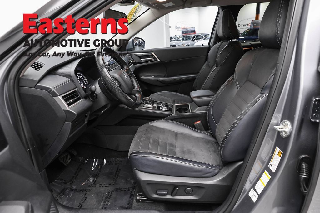 Used 2024 Mitsubishi Outlander SE AWD/4WD image 16