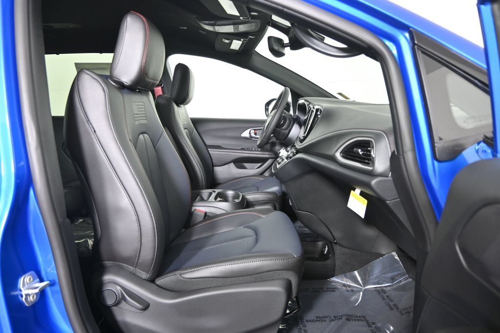 New 2027 Chrysler Pacifica Select AWD/4WD image 13